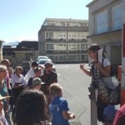 Les explorateurs·trices suivent attentivement les explications de Floriane Nikles Floriane Nikles